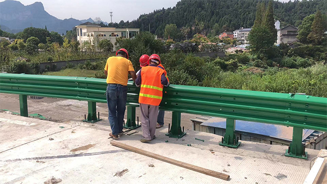 喀什高速公路护栏板的维护确保道路安全的关键环节