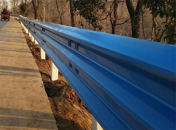 喀什公路波形护栏板的优点